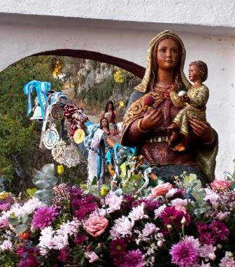 El traslado de la Virgen de la Cabeza llena de devoción las calles hasta la Colegiata de Santa María la Mayor