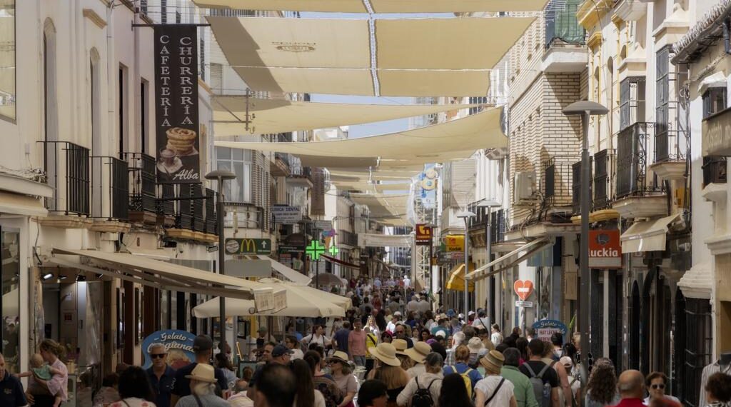Vecinos y comerciantes reclaman una revisión integral de las arquetas de La Bola para evitar riesgos a los peatones