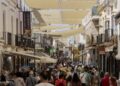 Vecinos y comerciantes reclaman una revisión integral de las arquetas de La Bola para evitar riesgos a los peatones
