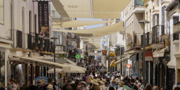 Vecinos y comerciantes reclaman una revisión integral de las arquetas de La Bola para evitar riesgos a los peatones