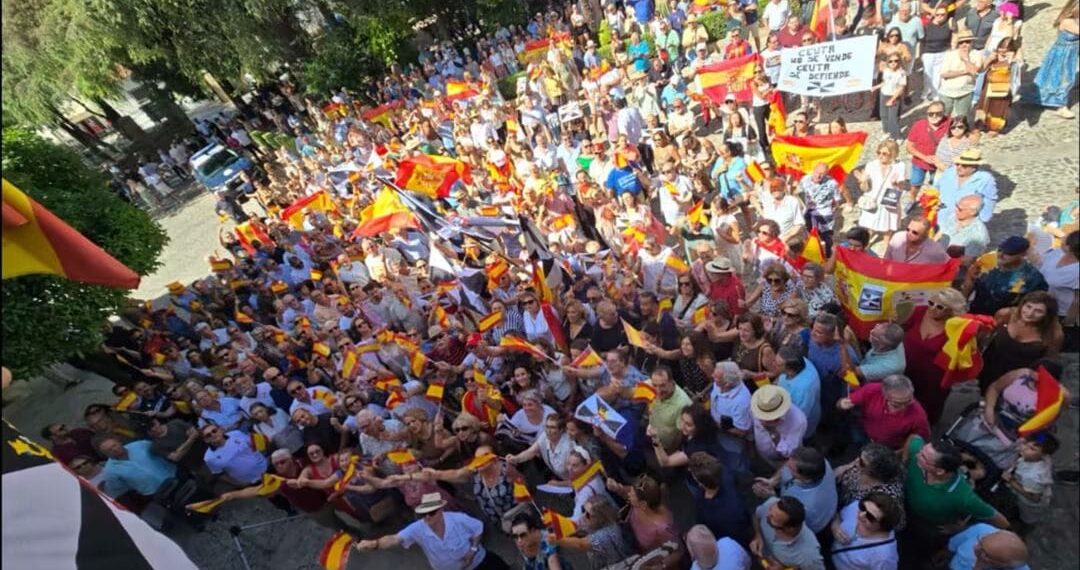Ronda muestra su respaldo a Ceuta con una concentración ante el Ayuntamiento