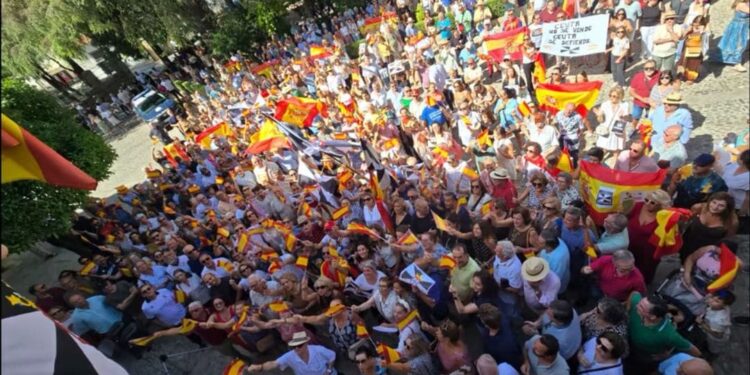 Ronda muestra su respaldo a Ceuta con una concentración ante el Ayuntamiento